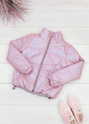 Стильна рожева пудра осіння демі куртка-бомбер блискуча модна