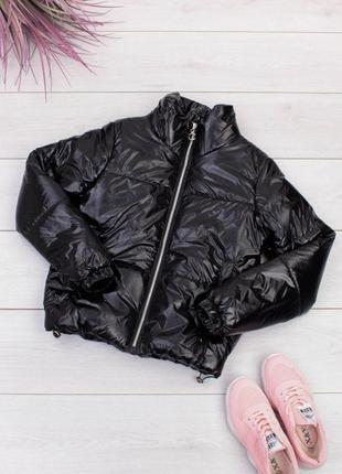 Стильна чорна осіння весняна демі куртка-бомбер коротка модна блискуча
