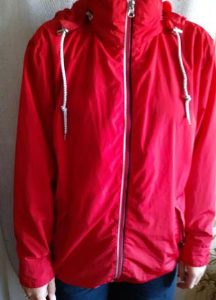 Женская красная куртка ветровка