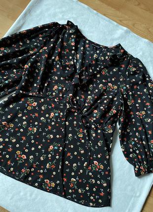 Блузка туника чёрная в цветочный принт с рюшей
