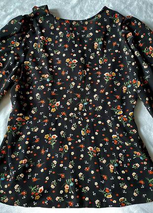 Блузка туника чёрная в цветочный принт с рюшей4 фото