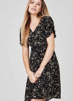 Чорне плаття з квітковим принтом v-виріз