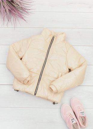 Стильная бежевая осенняя весенняя деми куртка бомбер блестящая короткая