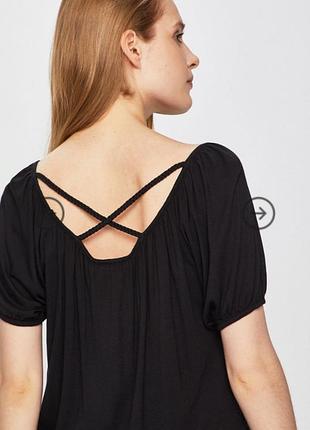 Футболка з оригінальною спинкою