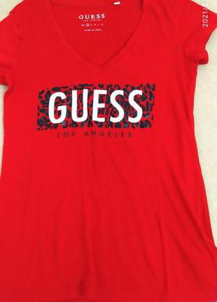 Женская красная футболка бренда guess.1 фото