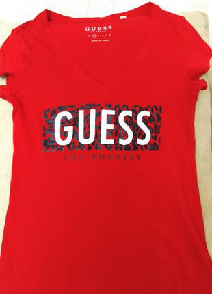 Женская красная футболка бренда guess.3 фото
