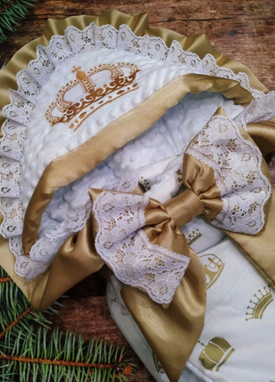 Велюровый конверт с вышивкой короны, рюшами и кружевом лето, деми, зима2 фото