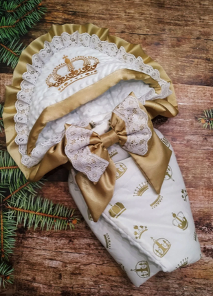 Велюровый конверт с вышивкой короны, рюшами и кружевом лето, деми, зима