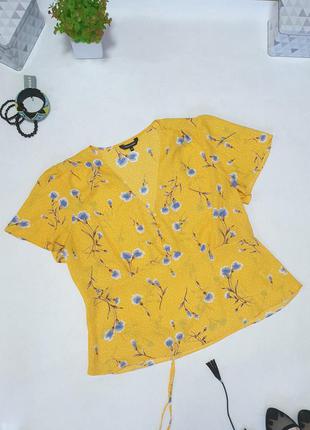 🖤ярко-жёлтая шифоновая блуза актуального фасона с голубыми цветами. сзади собирается пояском, под грудью и на плечах защипы. 🖤4 фото