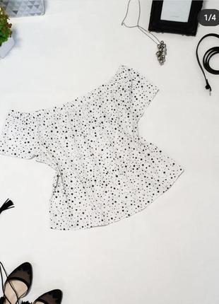 💜белый полуприлягающий топ с открытой линией плеча