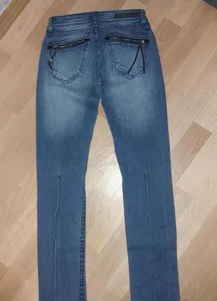 Зауженные джинсы с потертостями callioppe3 фото