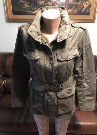 Жіноча куртка-вітровка з прятавшимся капюшоном.