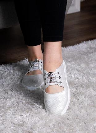 Туфли слипоны белые легкие еа плоской подошве на шнурках белого цвета4 фото