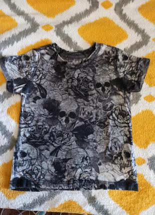 Футболка river island маленькому любителю принту з черепами, на 5-6 років.