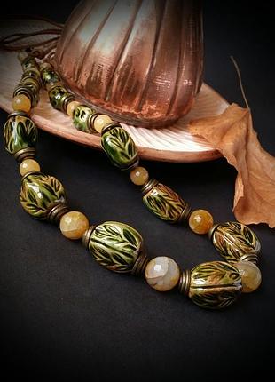 Длинные зеленые бусы с листьями и агатом