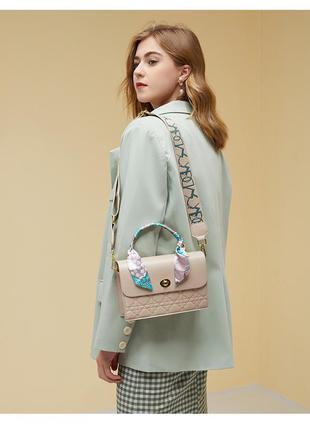 Женская брендовая кремовая сумка с атласным платком3 фото