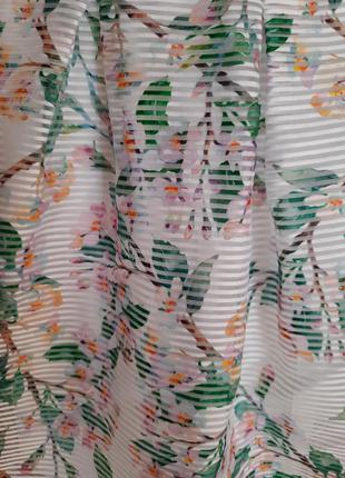 Нарядное платье с открытыми плечиками и пышной прозрачной юбкой с принтом2 фото