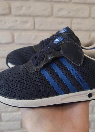 Легкі кросівки adidas (ориг). розмір 26 (устілка 16 см).