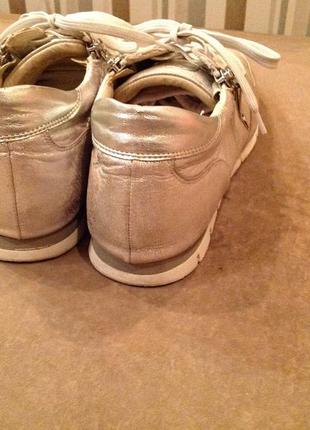 Серебристые туфли - кроссовки с молниями (замочками), р. 393 фото