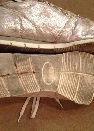 Серебристые туфли - кроссовки с молниями (замочками), р. 394 фото