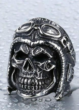 Мощный крутой массивный перстень с черепом в байкерском шлеме с мото-очками "байкер" под серебро