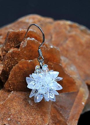Милые нежные серьги сережки на крючках в ушко ухо с переливающимися кристиалами-снежинками