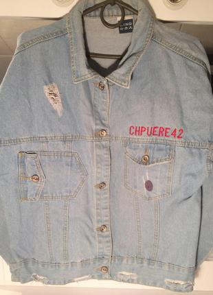 Джинсовка,джинсовая куртка,рваная с надписями,удлинённая потёртая4 фото