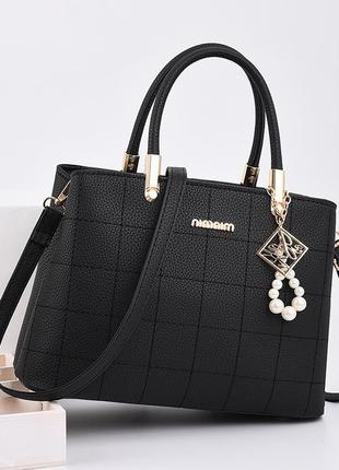 Женская черная стильная жіноча шкіряна модная сумка сумочка с брелком