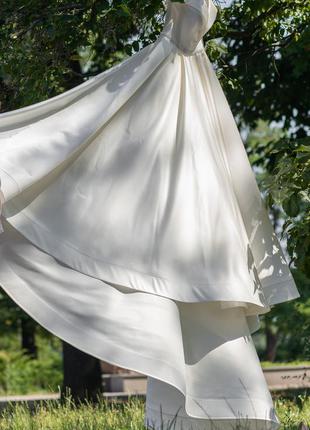 Атласна весільна сукня із шлейфом 0, 5 м3 фото