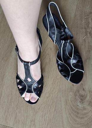 Босоніжки з перфорацією