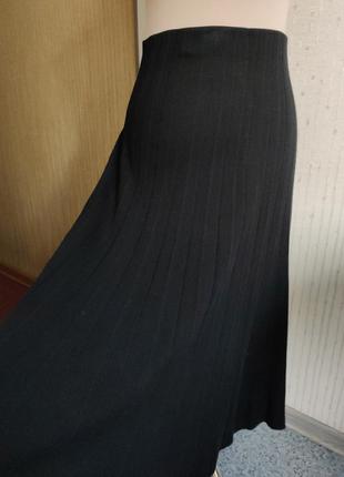 Трикотажная плиссированная черная миди юбка benetton2 фото