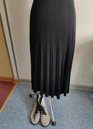 Трикотажная плиссированная черная миди юбка benetton4 фото