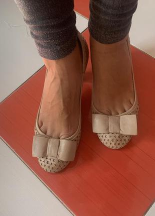 Шикарні нюдовые перфоровані шкіряні класичні туфлі clarks/шкіра8 фото