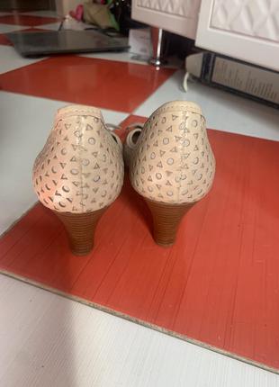 Шикарні нюдовые перфоровані шкіряні класичні туфлі clarks/шкіра5 фото