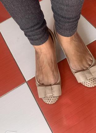 Шикарні нюдовые перфоровані шкіряні класичні туфлі clarks/шкіра6 фото