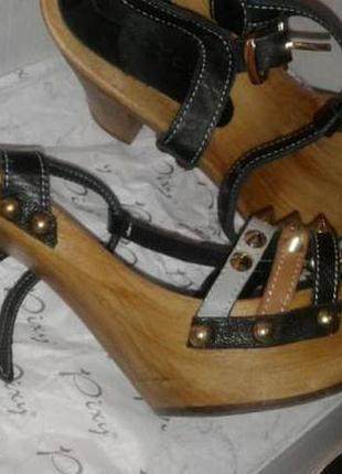 Срочно! шкіряні босоніжки з шипами. дуже зручні.нові.38-39р. шара