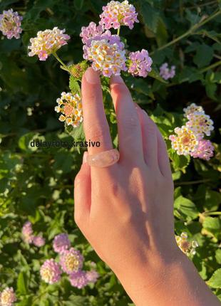 Новое трендовое кольцо розовое 20213 фото
