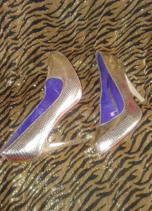 Золоті бличкучі перламутрові туфлі тренд 2021р fiora wide 37р3 фото