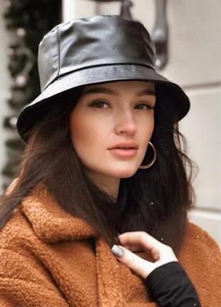 Характерный, подмигивающий мальчуган в очках arias испания.