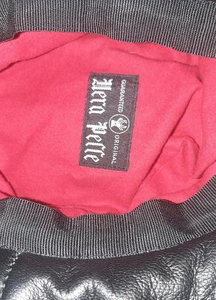 Характерный, подмигивающий мальчуган в очках arias испания.