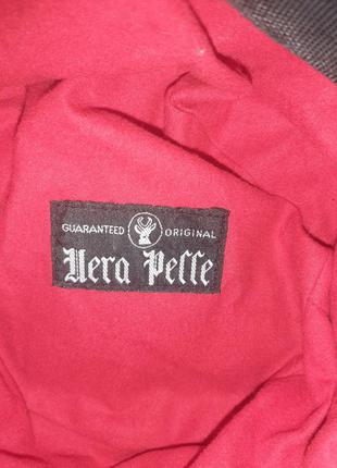 Характерный, подмигивающий мальчуган в очках arias испания.