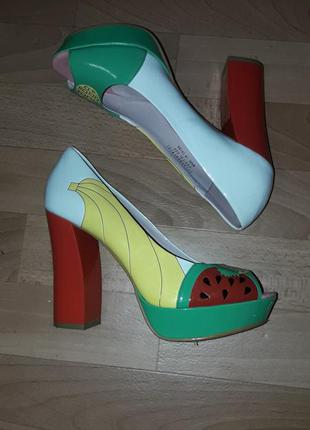 Очень крутые открытые туфли  (босоножки)pinkii рр 38