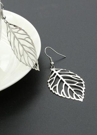 Легкие воздушные прекрасные серьги сережки с осенними листьями перьями перышками под серебро листочк