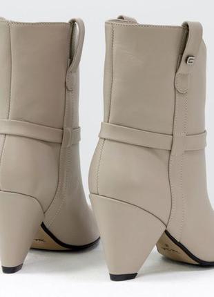 Кожаные ботинки казаки бежевого цвета на удобном каблуке4 фото