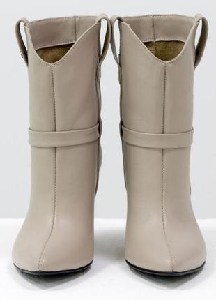 Кожаные ботинки казаки бежевого цвета на удобном каблуке7 фото