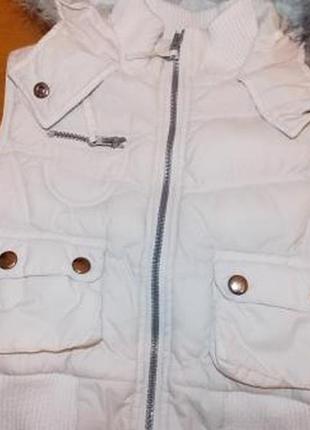 Стильная теплая белая жилетка р-р128(от 120 до 134).теплая(как куртка)4 фото