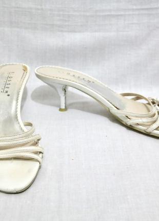 Босоножки-шлёпанцы летние белые на серебряном каблучке кожзам женские1 фото