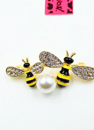 Яркая веселая умилительная милая брошь брошка "пчелки" с двумя черно-желтыми пчелками под золото