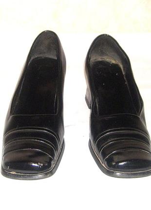 Туфли женские чёрные лаковая кожа на каблуке1 фото