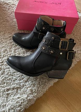 Черевики betsey johnson